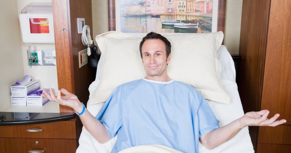Hombre en el hospital después de tomar alcohol con antibióticos. 