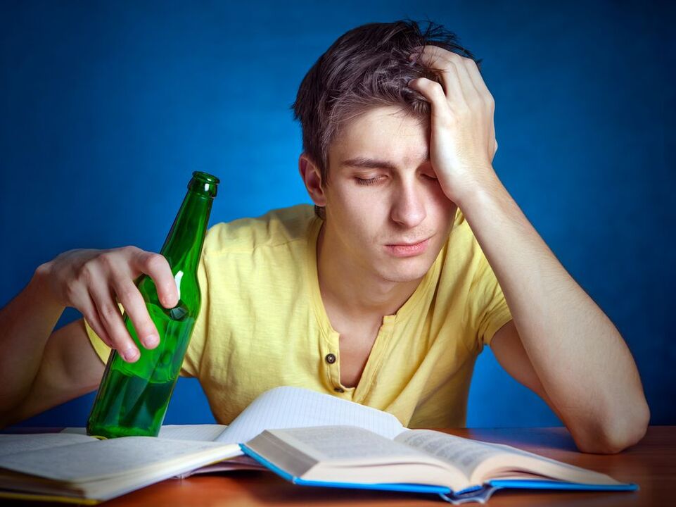 estudiante cansado con cerveza cómo dejar de beber