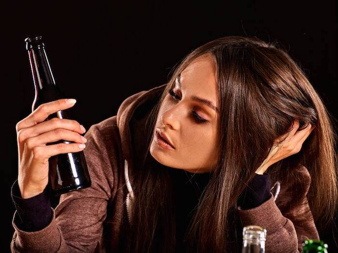 Chica con una botella cómo deshacerse de la adicción