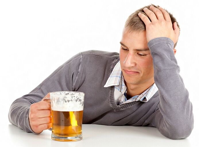 Un hombre bebe cerveza cómo dejar de fumar