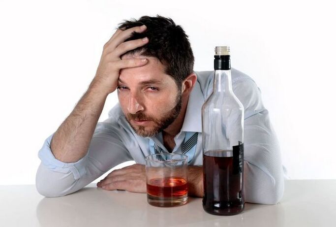 hombre que sufre de alcoholismo y cómo dejar de beber