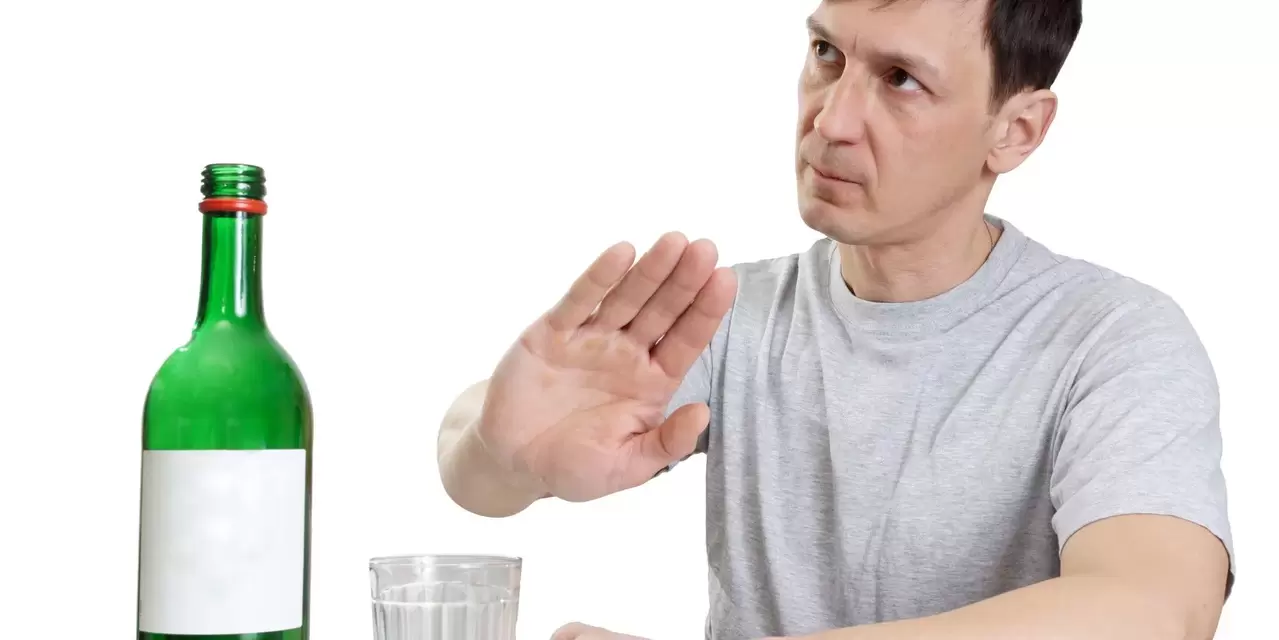 Un hombre rechaza el alcohol