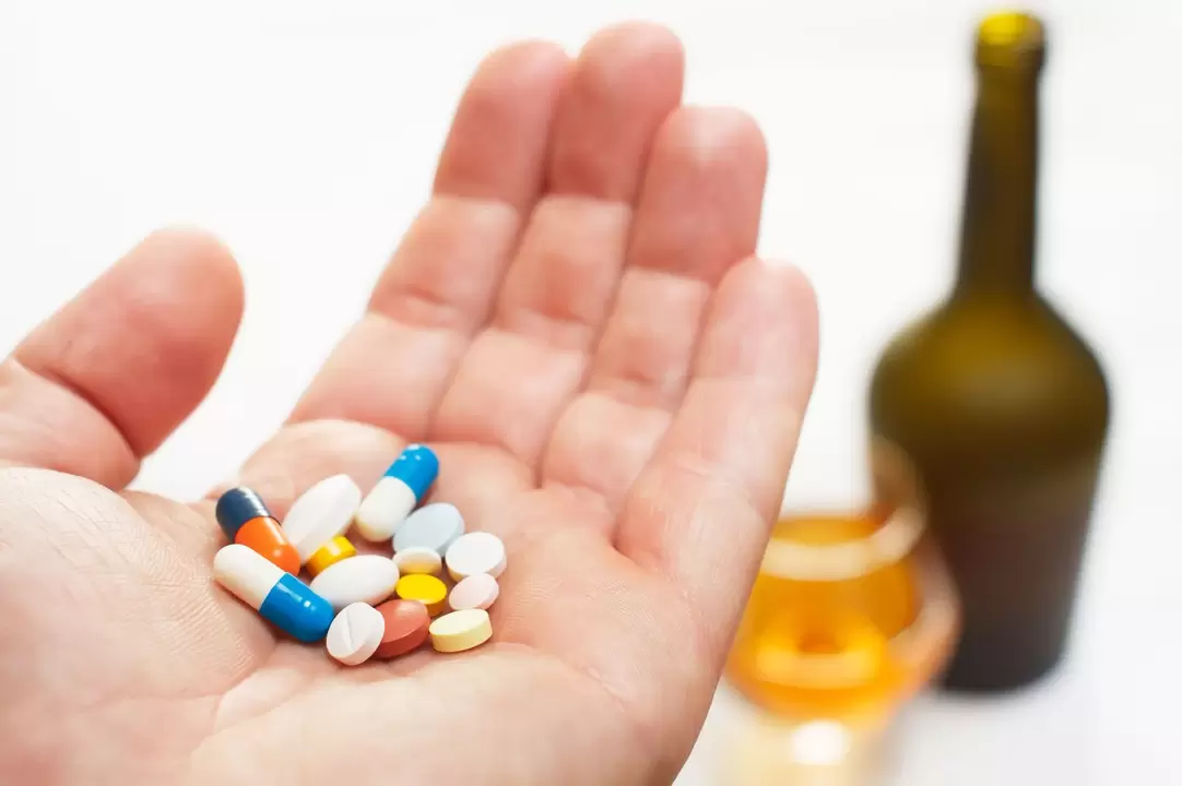 ¿Es posible combinar antibióticos y alcohol