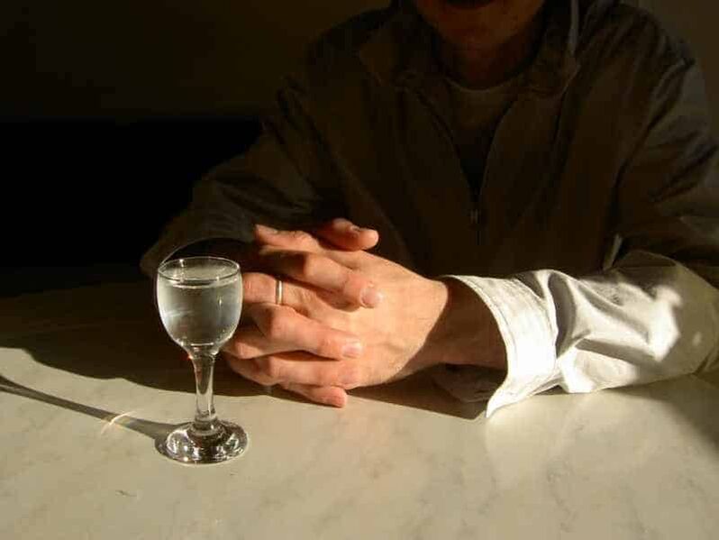 Al beber incluso pequeñas dosis de alcohol fuerte al día, una persona desarrolla dependencia del alcohol.