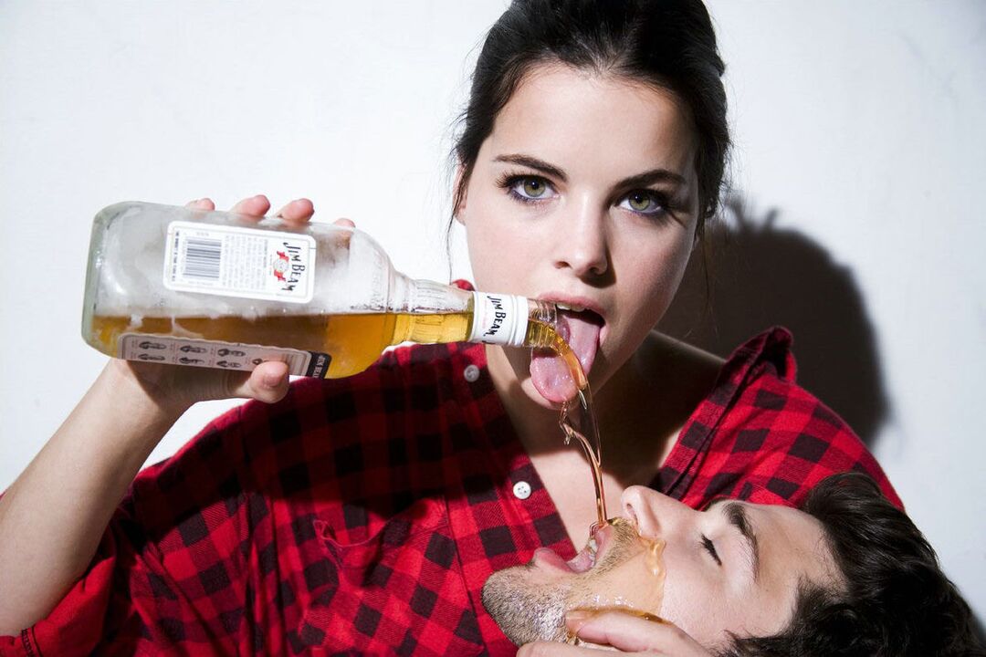 Chica vierte alcohol sobre el hombre antes del sexo.
