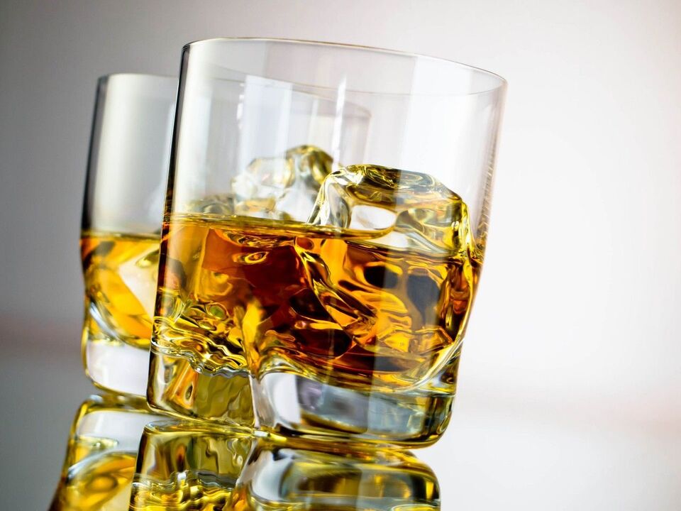 Alcohol, que provoca dependencia física y psicológica en las mujeres.