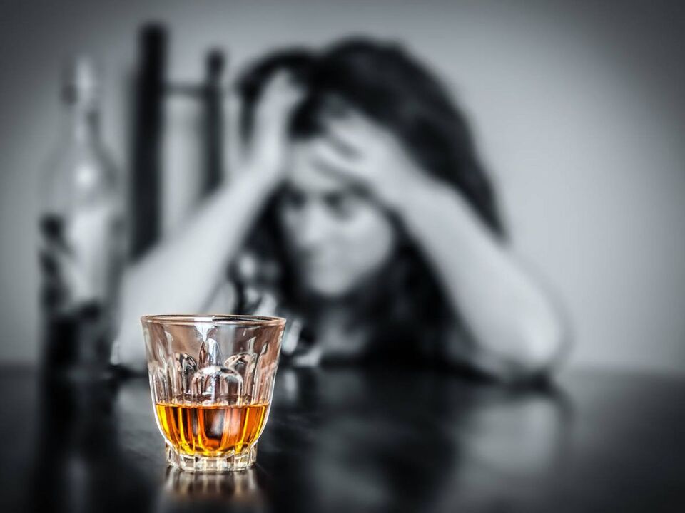 El estrés constante empuja a una mujer a beber alcohol.