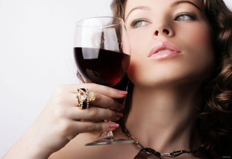 Una mujer rica también es susceptible al alcoholismo.